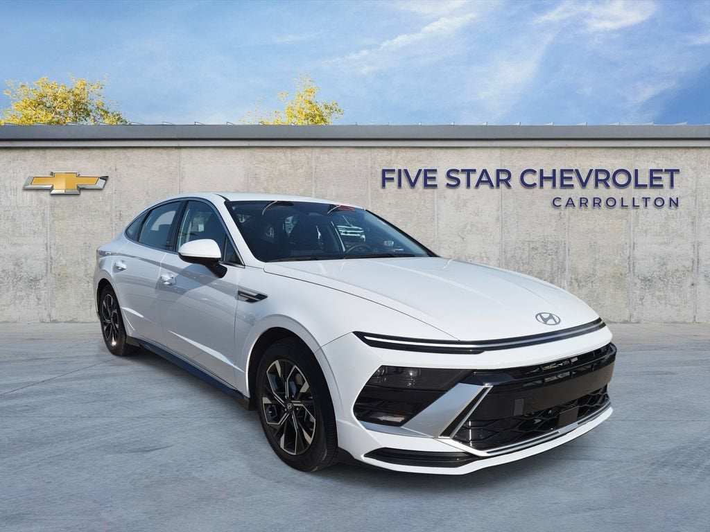2025 Hyundai Sonata SEL in White — front three-quarter view